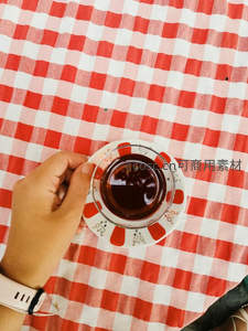 红白格纹桌布上的土耳其红茶特写