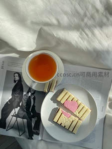白巧克力心形甜点配红茶，杂志旁静谧午后时光