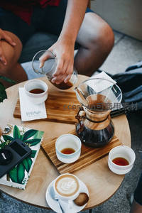 户外咖啡桌上的手冲时光：木盘、滤杯、拉花与绿植杂志相映成趣