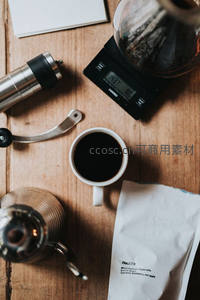 木质桌面上手冲咖啡器具与黑咖啡杯静物组合