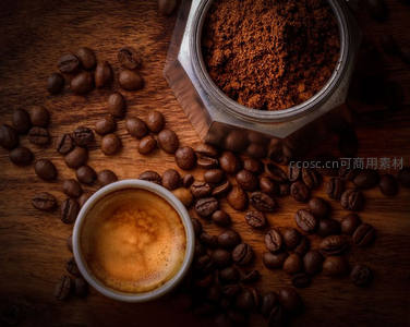 摩卡壶与意式浓缩咖啡豆的复古木桌特写