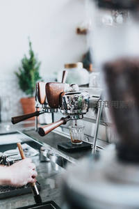 专业咖啡师操作意式咖啡机萃取浓缩咖啡场景