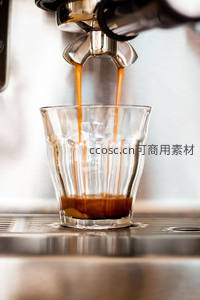 双流萃取：意式咖啡机精准出液的微距特写镜头