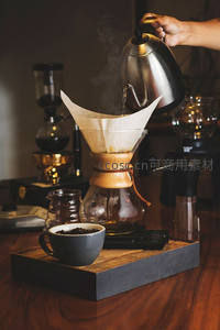 专业手冲场景：不锈钢壶注水Chemex滤杯，蒸汽缭绕，背景咖啡设备林立