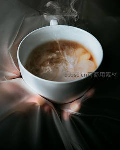 丝质布料间升腾热气的白瓷咖啡杯，光影交织的静谧瞬间