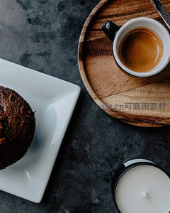 俯拍意式浓缩配松饼与香薰蜡烛，深灰台面的精致早餐组合
