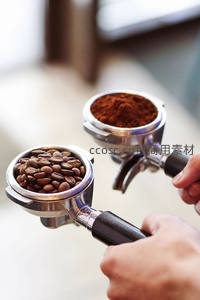 双份量咖啡粉与豆对比特写，专业咖啡师手持手柄准备萃取