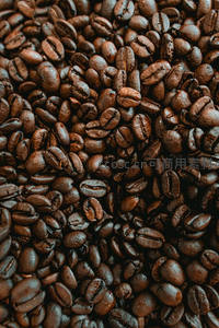 深烘焙咖啡豆特写，油亮饱满颗粒堆叠，呈现浓郁香气与质感细节