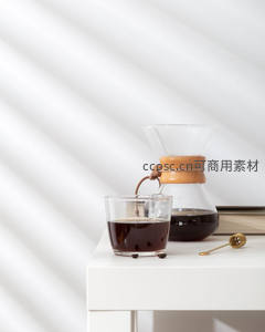 手冲咖啡静物组合： Chemex壶与玻璃杯光影交错