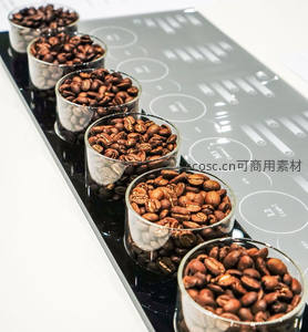六杯精品咖啡豆陈列于智能触控面板上，呈现专业杯测与风味对比场景
