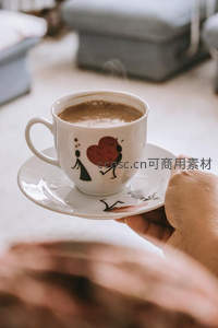 复古手绘爱心咖啡杯，热气袅袅升腾
