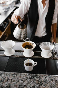咖啡师专注手冲：金属壶注水三滤杯同步萃取