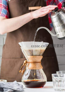 专注手冲咖啡：水流稳定注入滤杯，咖啡液逐滴滴落