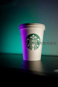 霓虹光影下的星巴克纸杯特写，紫绿渐变背景凸显品牌标识