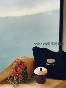 窗边花束与咖啡杯静物，旅途中的温柔时光