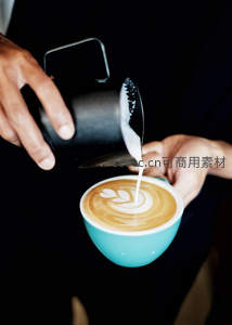 蓝釉瓷杯中奶泡倾泻，拉花艺术正在诞生