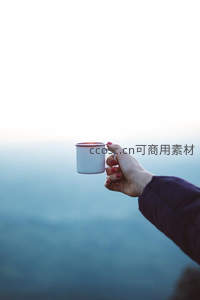 手握搪瓷杯眺望云海晨光，宁静致远的山巅时刻