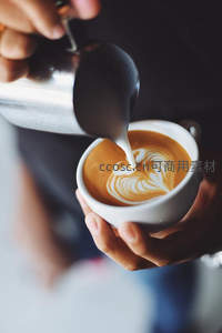 心形拉花诞生瞬间：奶泡在咖啡表面勾勒出精致爱心图案