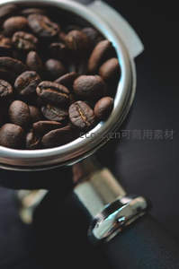 金属粉碗中盛满烘焙饱满的咖啡豆，深褐色豆体油光闪亮，裂纹清晰