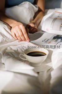 晨光中床上阅读杂志与黑咖啡的慵懒时刻