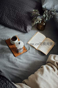 灰色床榻上摩卡壶与旧书相伴，干花静置营造慵懒午后氛围