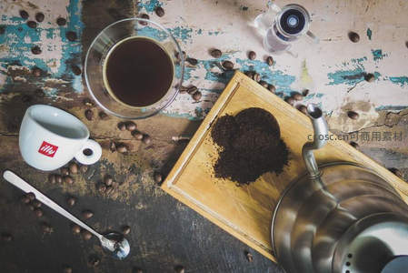 俯拍咖啡制作场景：手冲壶、研磨粉与玻璃杯构成复古工坊感