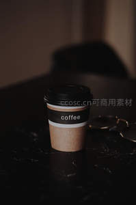 黑色大理石台面的简约咖啡杯，‘coffee’标签低调高级