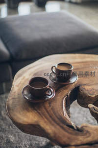 原木茶几上两杯热咖啡静谧午后时光