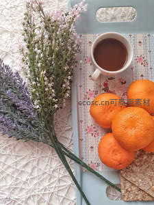 春日午后茶点：青瓷托盘上的橘子、花束与热可可静物写真