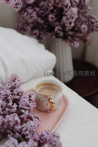 紫丁香与金边咖啡杯的晨间静物