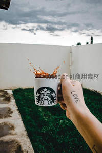 手写‘LOVE’的手持星冰乐杯：咖啡飞溅瞬间抓拍