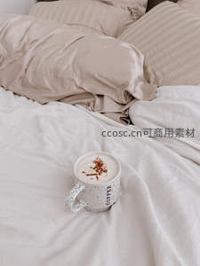床榻上的燕麦拿铁：慵懒周末早晨的治愈系咖啡时光