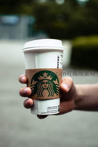 星巴克热饮握于掌心，环保纸套印有经典美人鱼标志