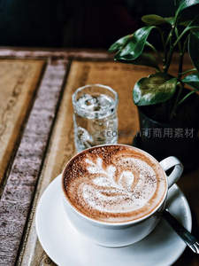 木桌咖啡杯配绿植与清水杯，简约文艺风下午茶静物组合