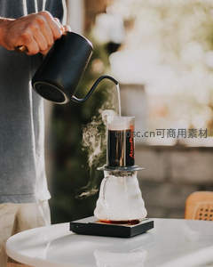 手冲咖啡注水过程：黑釉手冲壶向AeroPress注入热水，蒸汽袅袅升腾