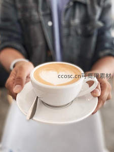 双手捧着拉花心形咖啡杯，温暖治愈的下午茶时光