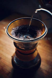 手冲咖啡滤杯中热水缓缓注入咖啡粉的特写瞬间