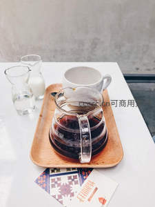 手冲咖啡套装摆盘：玻璃壶、陶杯、奶罐与埃塞俄比亚卡片