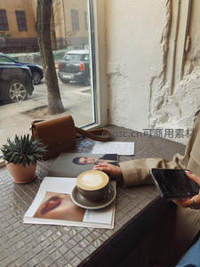 窗边咖啡角：拿铁、杂志、多肉与手机共构都市女性休闲片刻