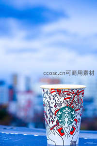 节日主题星巴克纸杯城市天际线背景