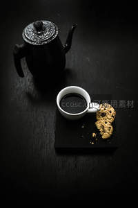 黑金配色咖啡壶与曲奇饼干静物组合