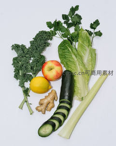 白色背景下 Kale、苹果、柠檬与切片黄瓜等健康食材组合静物图