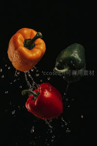 三色彩椒飞溅水珠动态摄影，黑底高对比质感大片