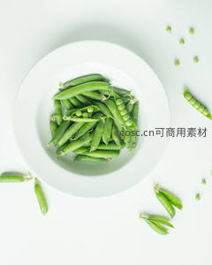 白瓷碗盛青豌豆荚，散落几粒鲜豆，极简风清新健康餐食摆拍