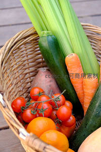 藤编篮盛装时令蔬果，番茄胡萝卜西葫芦与橙子清新组合