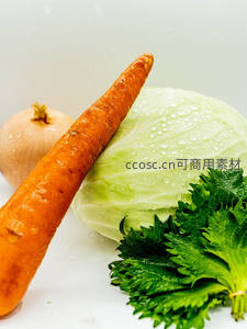 水珠点缀的胡萝卜洋葱卷心菜特写，清新自然