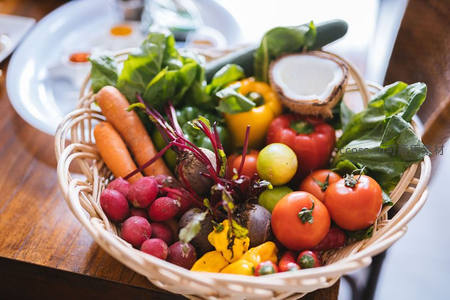 新鲜蔬果篮：胡萝卜、番茄、甜菜与椰子的健康组合