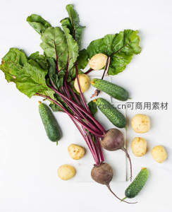 俯拍新鲜甜菜根与小黄瓜土豆组合，白底极简构图