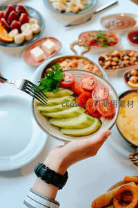手捧清新沙拉碗，地中海风味早餐丰盛呈现