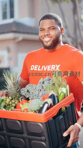 微笑配送员手持新鲜蔬果箱，传递健康生活理念